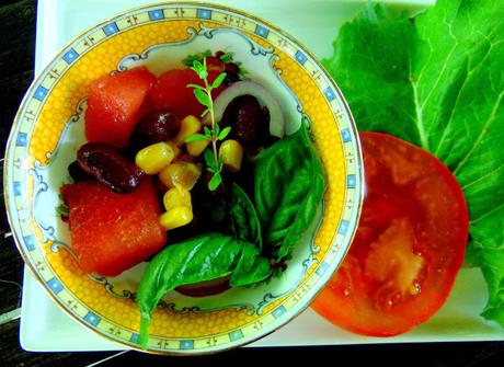 Salade de pastèque, maïs, tomates et haricots rouges