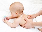 L'ostéopathe traite un nourrisson - bébé - enfant en bas age - Cabinet d'ostéopathie Solène Marvyle - Pornichet - Saint-Lyphard