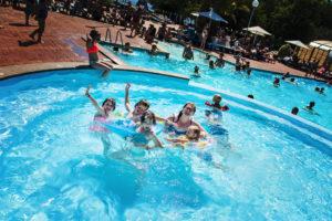 Vacances au camping Col Vert - Sandaya - Premier plouf dans la piscine