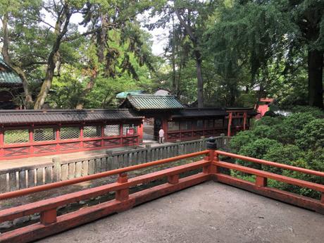Le calme du magnifique sanctuaire shinto Nezu-jinja à Tokyo