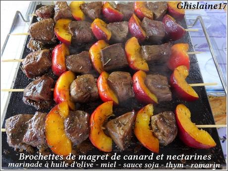 Brochettes de canard/nectarine - marinade à l'huile d'olive, miel, sauce soja, thym, romarin