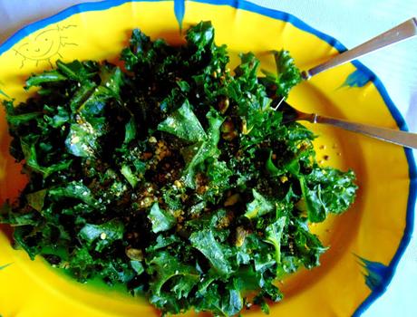 Salade de kale masala (avec croque-végépâté et salade grecque)