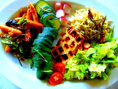 Gaufres de tofu BBQ, carottes au dukka et olives marocaines, et verveine citronnelle frite