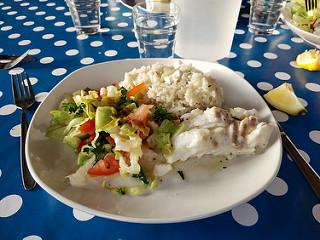 Riz pilaf, cabillaud et salade