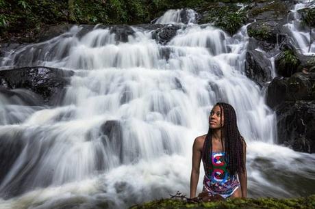 TOURISME : COUP DE POUCE A LA GUYANE L’image contient peut-être : 1 personne, plein air, nature et eau