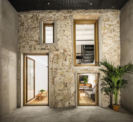 Barcelone / Une maison avec un patio aux murs en briques /