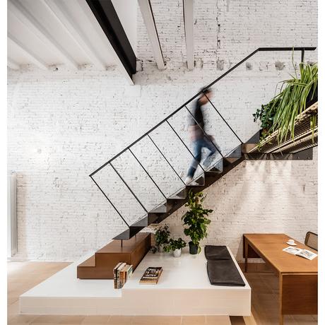 Barcelone / Une maison avec un patio aux murs en briques /