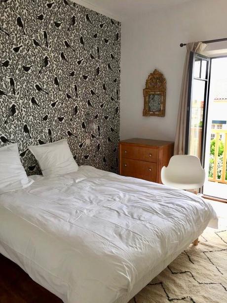 villa avec rooftop à Biarritz chambre papier peint oiseau noir blanc blog déco clemaroundthecorner