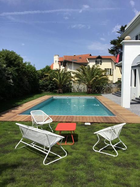 villa avec rooftop à Biarritz croisette fermob blanc corail blog déco clemaroundthecorner