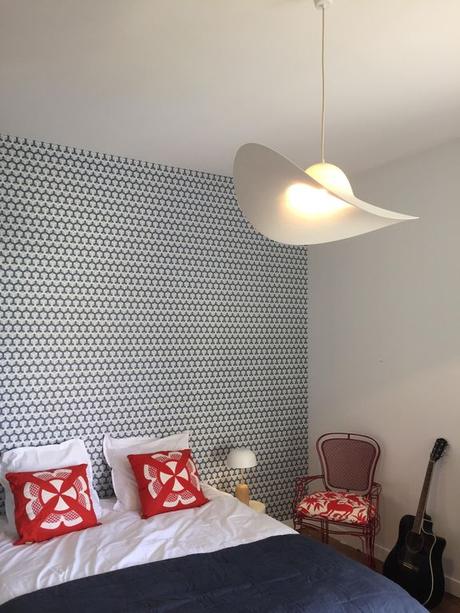 villa avec rooftop à Biarritz chambre lampe chapeau blanc location airbnb blog déco clemaroundthecorner