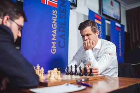 Le champion du monde d'échecs norvégien Magnus Carlsen a annulé ronde 1 face au Français Maxime Vachier-Lagrave - © Photo site officiel