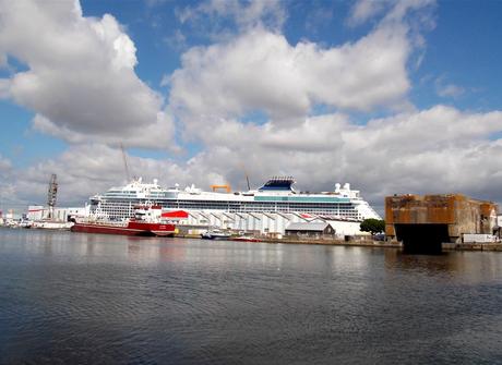 ...on rencontre le port