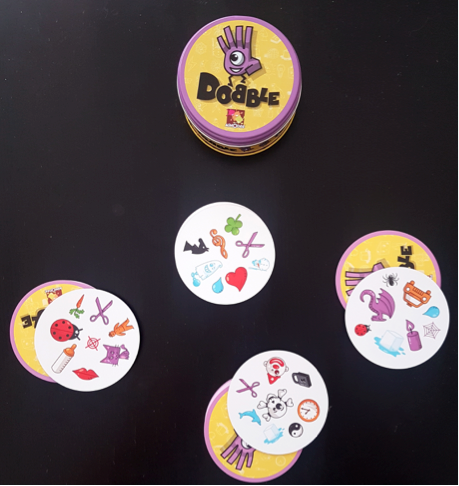 Dobble, vivacité d’esprit et rapidité dans ce party game chez Asmodee