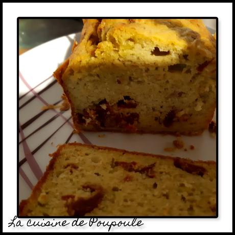 Cake salé au chèvre frais, tomates séchées et pesto basilic