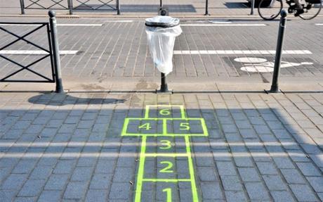 Des marelles pour inciter les passants à jeter leurs déchets à la poubelle !