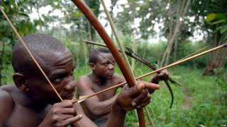 « NE RIS PAS DU CROCODILE AVANT D’AVOIR TRAVERSE LA RIVIERE ! »L’ANIMAL DANS LA PENSEE AFRICAINE(1) « NE RIS PAS DU CROCODILE AVANT D’AVOIR TRAVERSE LA RIVIERE ! »L’ANIMAL DANS LA PENSEE AFRICAINE(1)