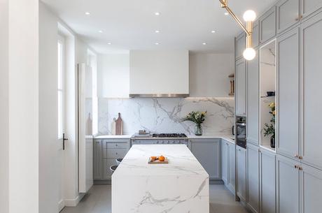 cuisine marbre blanc grise laiton maison de 210m2 blog deco clemaroundthecorner