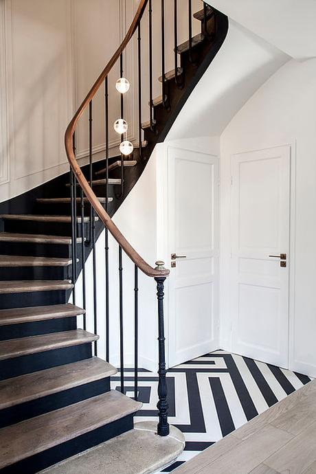 escalier noir blanc maison de 210m2 blog deco clemaroundthecorner