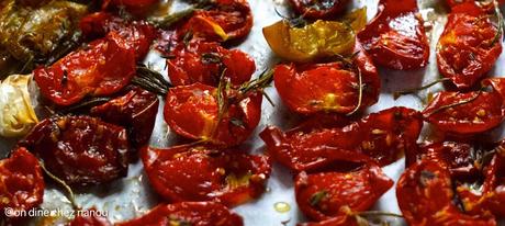 Tomates multicolores confites au four