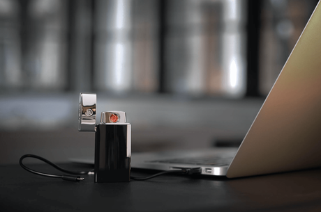 La Maison S.T. DUPONT présente son nouveau briquet E-Slim, sans gaz, ni flamme.