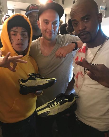 Kanye West offre le sample de sa Yeezy Boost 700 VX à 6ix9ine Kanye West offre le sample de sa Yeezy Boost 700 VX à 6ix9ine