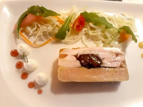 Pressé de poularde en gelée, foie gras de canard, pruneaux. Pressé de poularde en gelée, foie gras de canard, pruneaux.