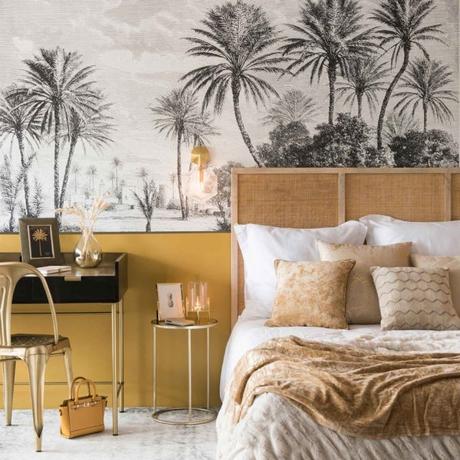 tête de lit en rotin manguier massif chambre exotique papier peint palmier peinture ocre jaune moutarde