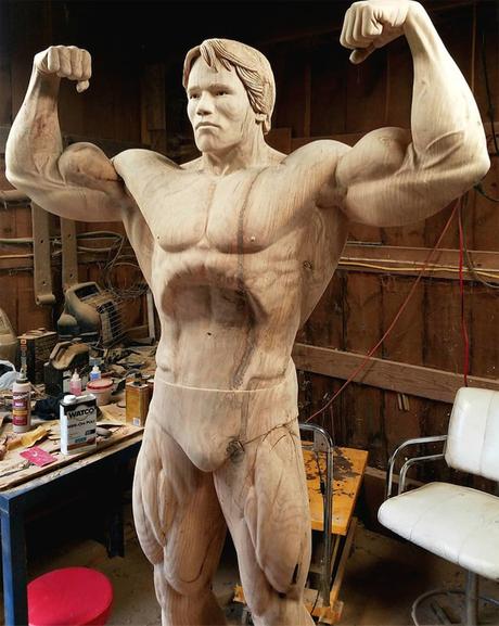 Arnold Schwarzenegger sculpté dans un tronc d’arbre