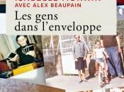 gens dans l’enveloppe