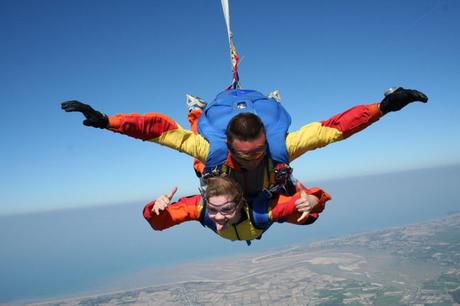 Parachute chute libre en tandem Normandie @Dregcla wikimedia
