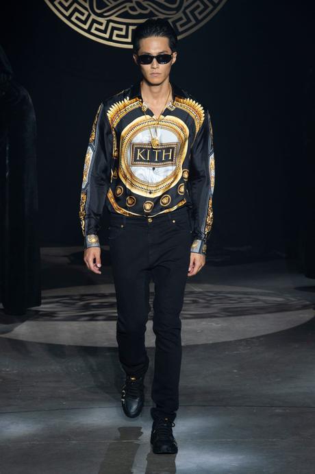 Kith x Versace : une collaboration sous le signe de la méduse Kith x Versace : une collaboration sous le signe de la méduse