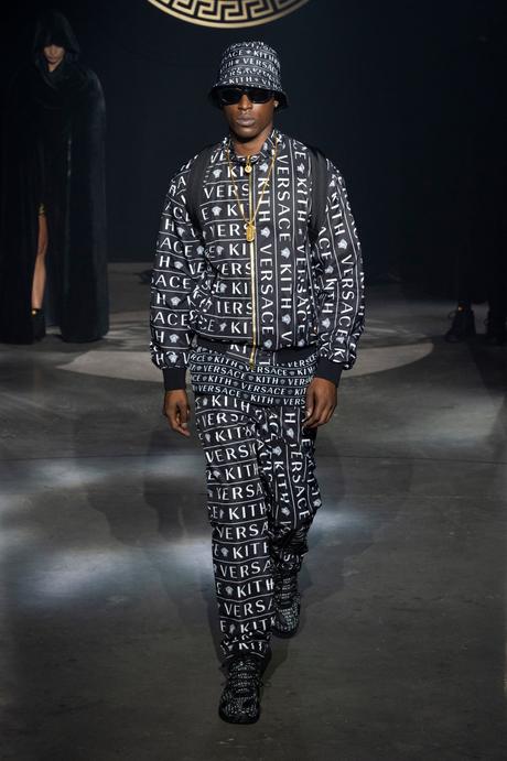 Kith x Versace : une collaboration sous le signe de la méduse Kith x Versace : une collaboration sous le signe de la méduse