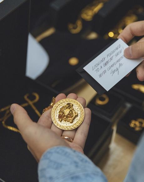 Kith x Versace : une collaboration sous le signe de la méduse Kith x Versace : une collaboration sous le signe de la méduse