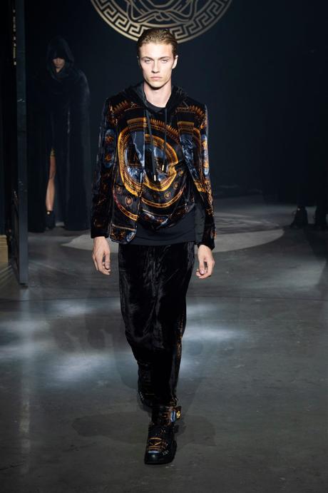 Kith x Versace : une collaboration sous le signe de la méduse Kith x Versace : une collaboration sous le signe de la méduse