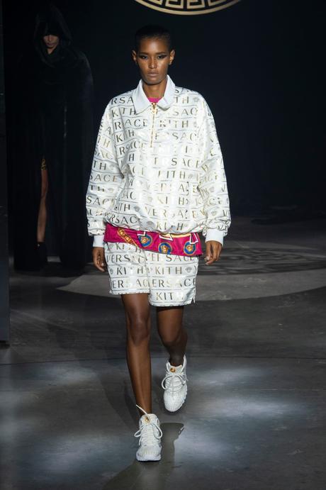 Kith x Versace : une collaboration sous le signe de la méduse Kith x Versace : une collaboration sous le signe de la méduse