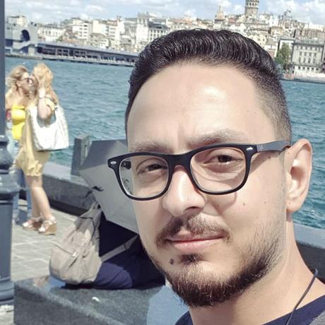 Il réalise son autoportrait à la manière de 50 cartoons différents