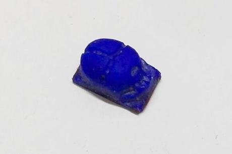 vue scarabée egyptien en lapis lazuli avant son montage sur le pendentif