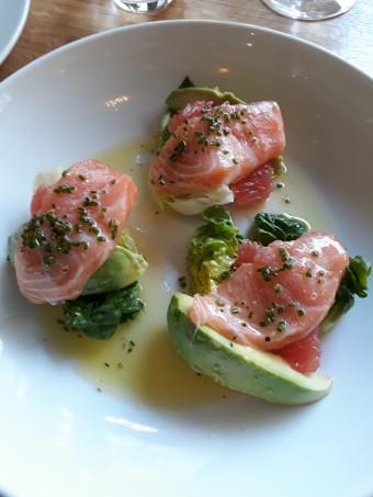 Avocat, saumon mariné, cœur de laitue © Gourmets&co .j