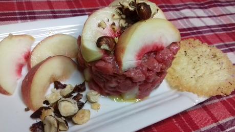 tartare de veau aux pêches, chips de parmesan
