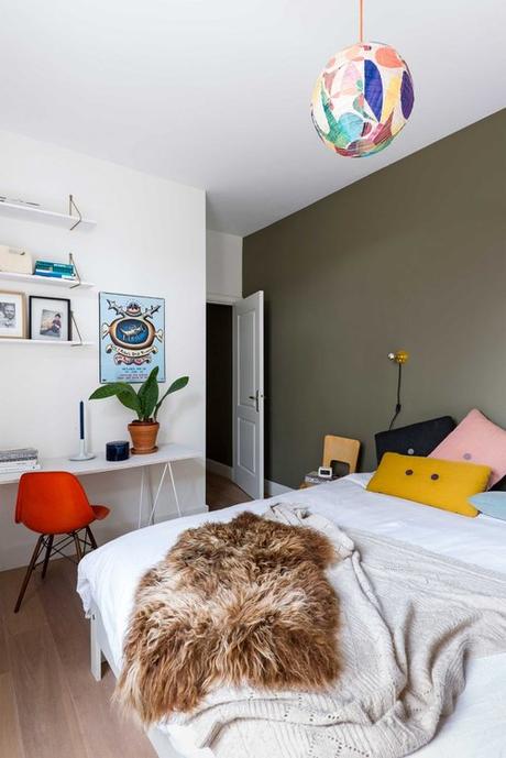 appartement bohème aux couleurs froides chambre parentale mur vert kaki blog décoration intérieure clemaroundthecorner