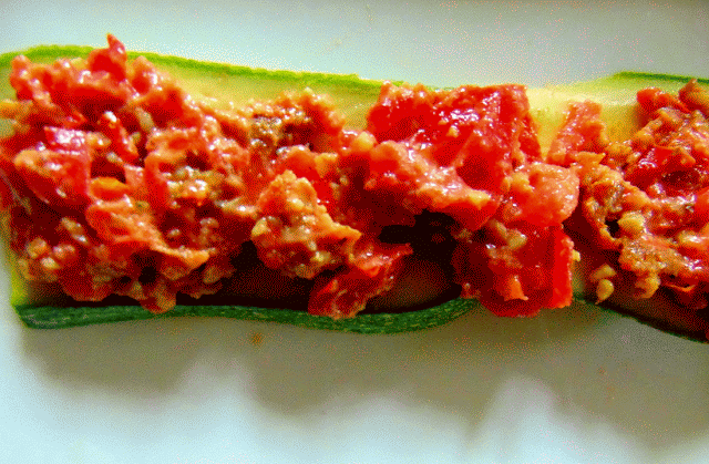 Lasagne crue de courgettes, avec bolognaise de noix et tomates séchées, et frauxmage de cajou