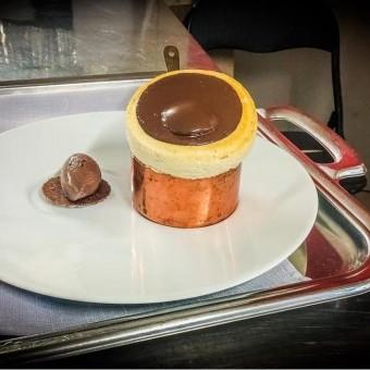 Soufflé cigare, glace au chocolat du Pérou