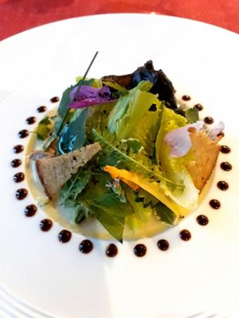 Fondue au Cantal, herbes sauvages, légumes de printemps