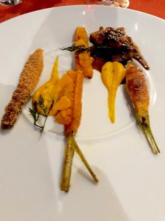 Poitrine et carré de cochon paysan, carottes nouvelles à la gentiane, au lard d'Auvergne et au Cantal