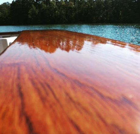 Comment faire l’entretien du bois sur votre bateau?