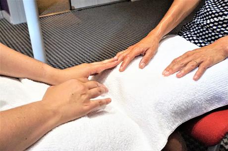 Weleda Bioty Tour 2018 à Aix Massage des mains