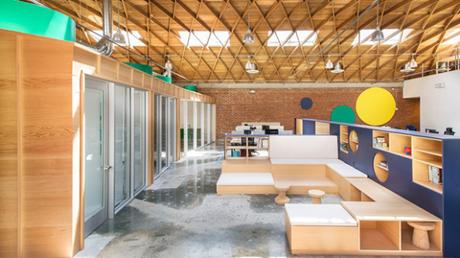 Une école pas comme les autres aménagée avec du contreplaqué et beaucoup de couleurs