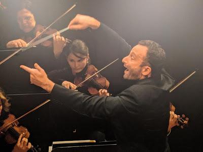 Kirill Petrenko en tournée avec le Bayerische Staatsorchester. Une exposition au Théâtre national de Munich .