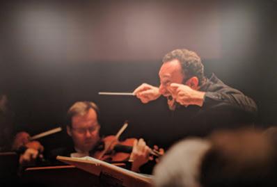 Kirill Petrenko en tournée avec le Bayerische Staatsorchester. Une exposition au Théâtre national de Munich .