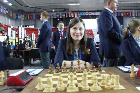Natalija Pogonina (2469) qui perd sa partie contre Nodira Nadirjanova (2167) aux Olympiades d'échecs de Batoumi 2018 - Photo © Chess & Strategy